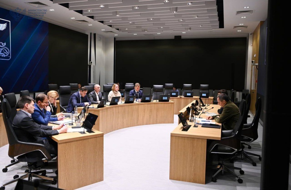 мемы аро сдачу на праыв. мемы про сдачу экзаменов. мемы про экзамены. пришла сдавать экзамен. экзамен на права прикол.